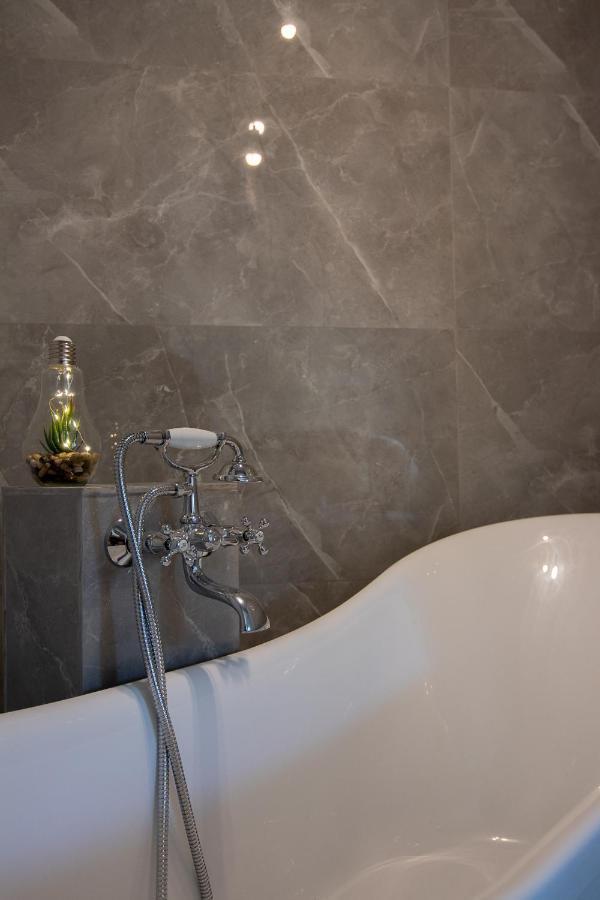 Kómboi Georgianna'S Suite With Private Pool , 'Greysuite' المظهر الخارجي الصورة
